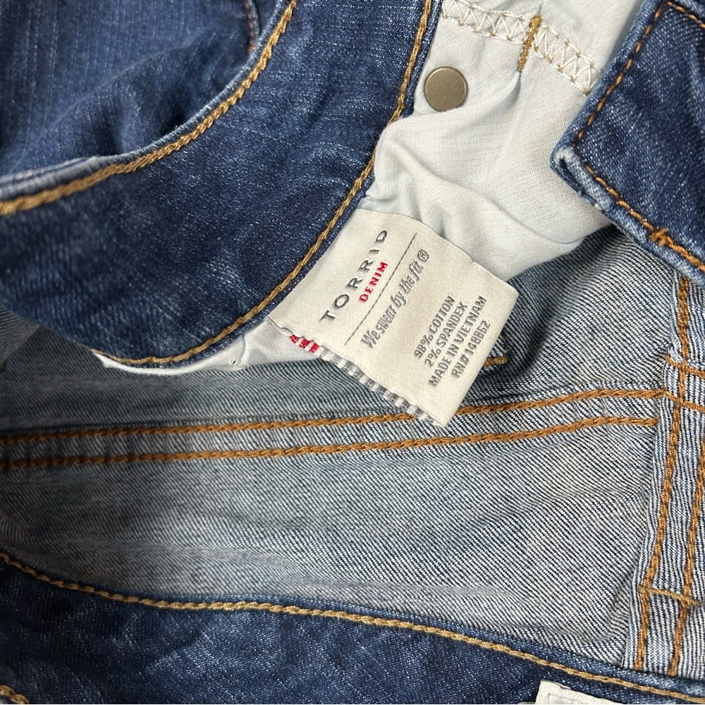 Torrid Women’s Size 16 Short Shorts Jean Dark Wash Distressed Blue #2903 - Picture 2 of 10